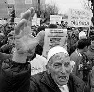 Митинг этнических албанцев в Косово.