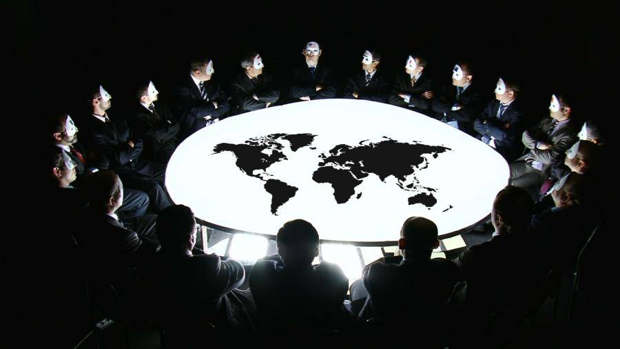 Почти половина россиян верит, что миром тайно правит &quot;интернационал олигархов&quot;