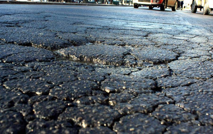 Скользкие улицы: из-за жары дороги в Латвии могут стать опасными
