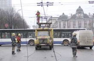 Расходы на сообщение в столице урезали куда сильней, чем зарплаты.