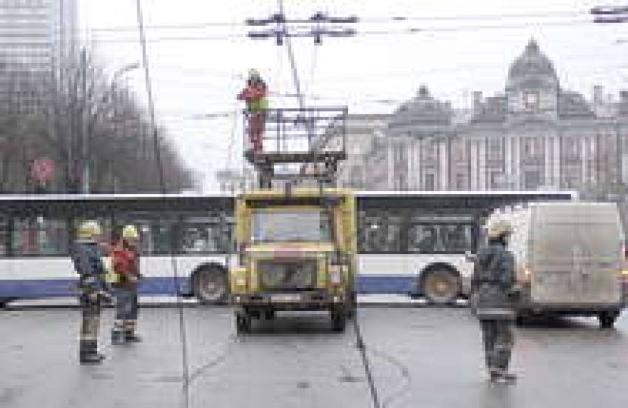 Расходы на сообщение в столице урезали куда сильней, чем зарплаты.