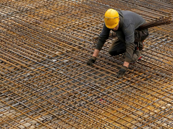 Строителям с августа за сверхурочную работу будут платить 50% от зарплаты