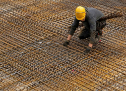 Строителям с августа за сверхурочную работу будут платить 50% от зарплаты