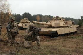 Американские солдаты уже прижились в латвийских лесах и болотах.  