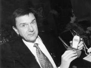  Х.ЙОХАНСОН демонстрирует новую модель.