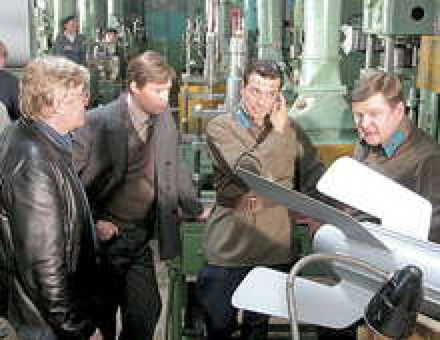 На съемках фильма “Королев”. Режиссер Юрий Кара — крайний слева, главный герой (Сергей Астахов) — второй справа.