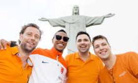 Футболисты сборной Голландии позируют на фоне статуи Христа в Рио-де-Жанейро. &laquo;Оранжевые&raquo;  по традиции &mdash; одни из фаворитов чемпионата мира.