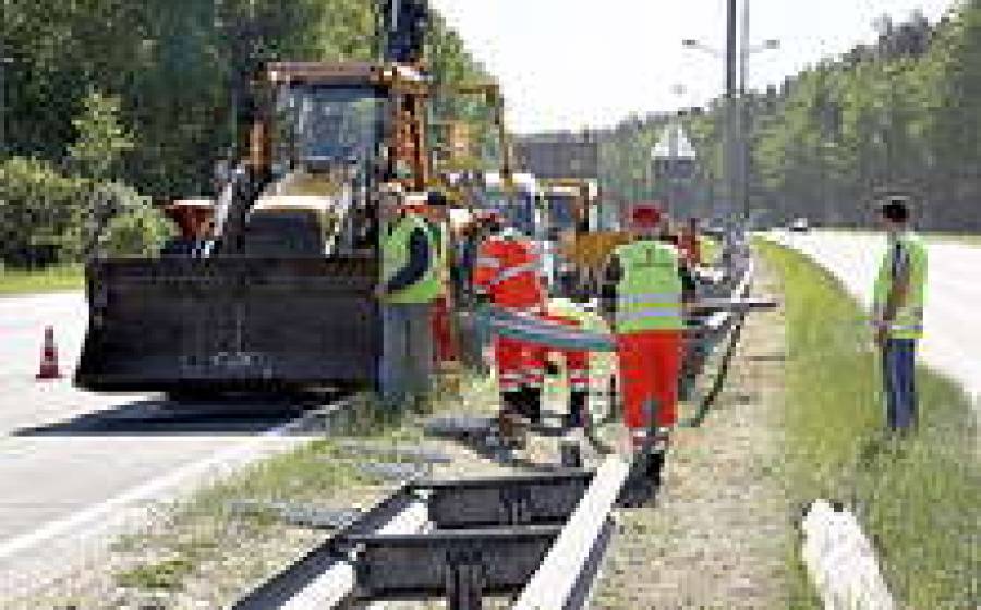 Структурные подразделения предприятия работают в 22 дорожных районах по всей территории Латвии.