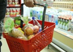 Жителям объяснили, почему произведенные в Латвии товары дешевле покупать за границей