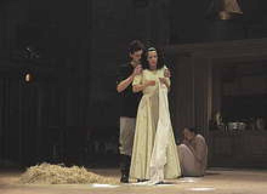 “В огне”. Эдгар (Мартиньш Калита), Кристина (Агнесе Екабсоне) и незримый свидетель действия — писарь Алдер (Каспар Карклиньш).