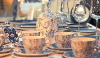  До сих пор рижане могли видеть знаменитый фарфор Fine Bone China только на киноэкране — в костюмированных лентах из жизни англий ского высшего света или в фильме Джеймса Камерона &quot;Титаник&quot;. Те перь он появится и на прилавках наших магазинов.