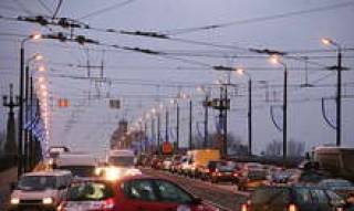 За сутки по Каменному мосту проходит более 55 тысяч автомобилей.