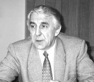  &lt;em&gt;&quot;Богатый ли я человек? Мне на жизнь хватает. Зарплаты. Своего бизнеса нет. Имею квартиру в центре Даугавпилса. Квартиру получил от завода. Есть дача, точнее, садовый до мик. Машина есть — &quot;Жигули&quot;, шестерка. Семья? Дочери взрослые. Жена работает в Латтелекоме местном. До сих пор ходит на смену. В свободное время рыбалку люблю. Водки могу выпить. Немного, но хорошей. Местного производства&quot;.&lt;/em&gt; 