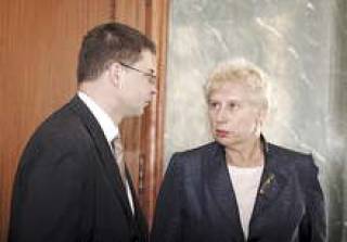 Домбровскис потребовал объяснений от главы Госканцелярии Вейсмане по поводу ее неявки в  Сейм.