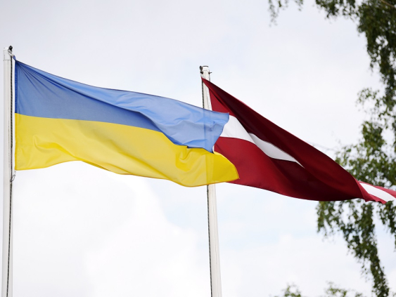 Латвия вложила в поддержку Украины уже почти 1 млрд евро