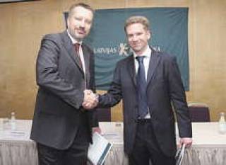 Владимир Антонов (справа) переложил Latvijas Krājbanka из одного кармана в другой.