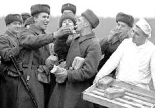 Что у солдата в миске?