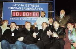 1 мая 2004 года. Члены правительства Индулиса Эмсиса радуются вступлению в Евросоюз.