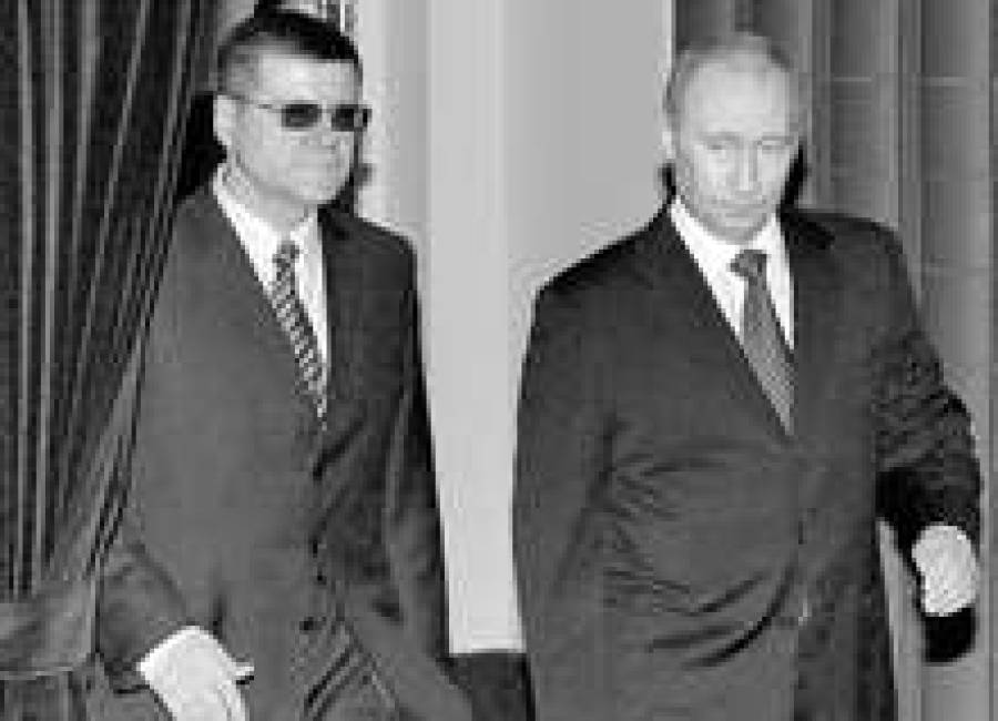 Юрий Чайка (слева) не любит, когда ему смотрят в глаза, поэтому Владимир Путин подстраховался питерскими кадрами.