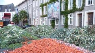 Крестьяне Франции выгружают навоза и гниющие овощи близ зданий мэрии.