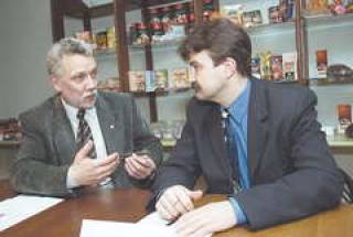  Инесис Фейферис (слева) рассказывает Мартиньшу Розе о полученных заявках.