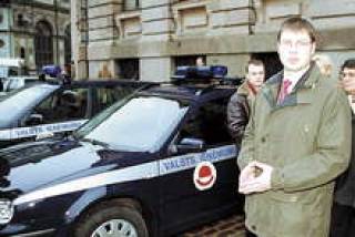 В 2003 году, когда на вооружение СГД поступил новый оперативный транспорт, нынешний премьер Валдис Домбровскис был министром финансов.