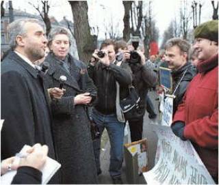 Сейм под двойным давлением
