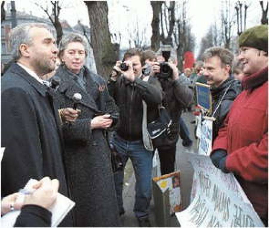 Сейм под двойным давлением
