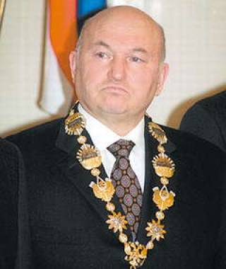  Юрий ЛУЖКОВ