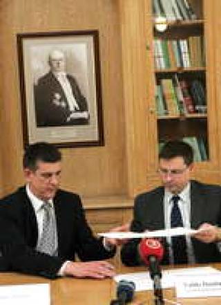 Глава Rimi Latvia Валдис Турлайс и премьер Валдис Домбровскис.