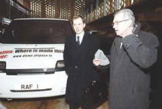  Евгений Тихонов (справа) и Александр Мизгарь возле экспериментальной модели RAF, так и не запущенной в производство.