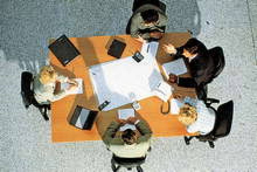 В процессе &ldquo;мозгового штурма&rdquo; даже человек со средним IQ высказывает почти в два раза больше интересных идей, чем когда он думает над решением задачи в одиночку.