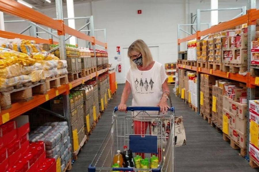 На 20-30% дешевле: в Риге открылся первый магазин российской бюджетной сети