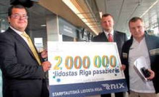 Пассажиром номер 2 000 000 стал литовец Аудрис Латишевичюс (справа).