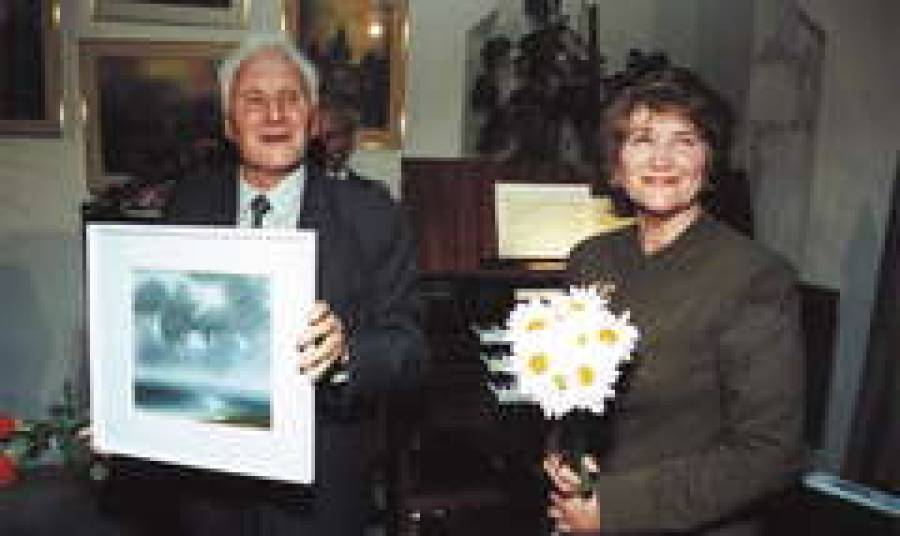 Две культуры в &quot;Неллии&quot;