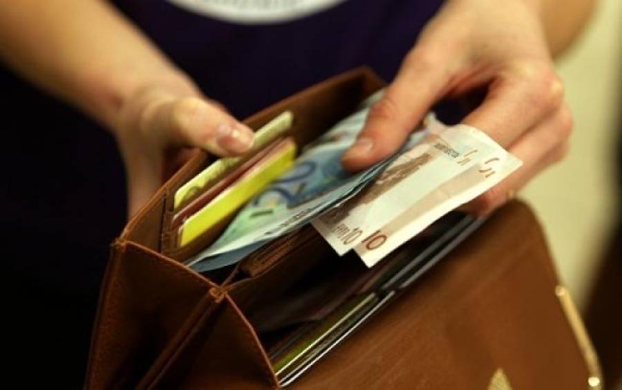 Экономист: Средняя зарплата в Латвии превысит 1000 евро