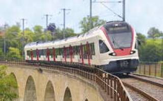 Компания Stadler с электричкой FLIRT пытается приглянуться латвийскому пассажиру.