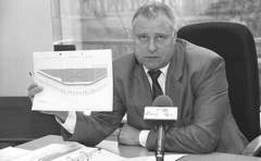  Леонид ЛОГИНОВ охотно отвечал вчера на многочисленные вопросы журналистов.