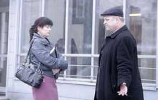 Подсудимая Индра Вейпа (слева) у дверей суда.