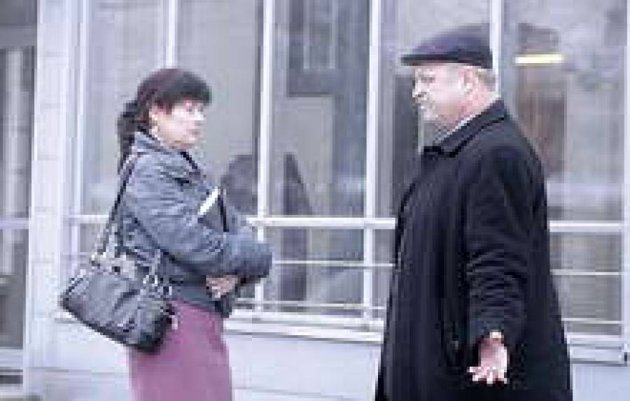 Подсудимая Индра Вейпа (слева) у дверей суда.