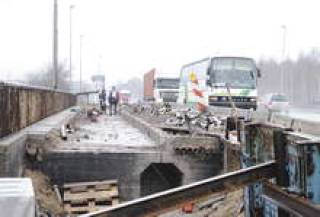 В Латвии не менее 25% дорог с асфальтовым покрытием разрушены &mdash; им необходима серьезная реконструкция.