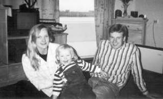 &lt;strong&gt;ИНТЕРЕСНАЯ СПРАВОЧКА&lt;/strong&gt; &lt;br&gt;
Марис (26 лет) и Элизабет (25 лет). Женаты три года. Оба юристы по образованию. Он, как уже говорилось, главный нотариус РП, она — координатор юридической программы и юрист Фонда Сороса в Латвии. Имеют дочь Бетию (2 года), в январе 1998 года ждут прибавления в семействе.