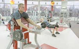 Инструкторы клуба Olymp тестируют тренажеры Life Fitness и Hammer Strenght.