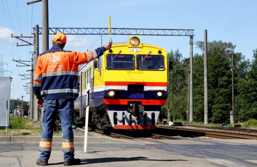 Железная дорога уволила 13 граждан РФ и Беларуси