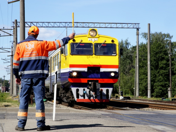 Железная дорога уволила 13 граждан РФ и Беларуси