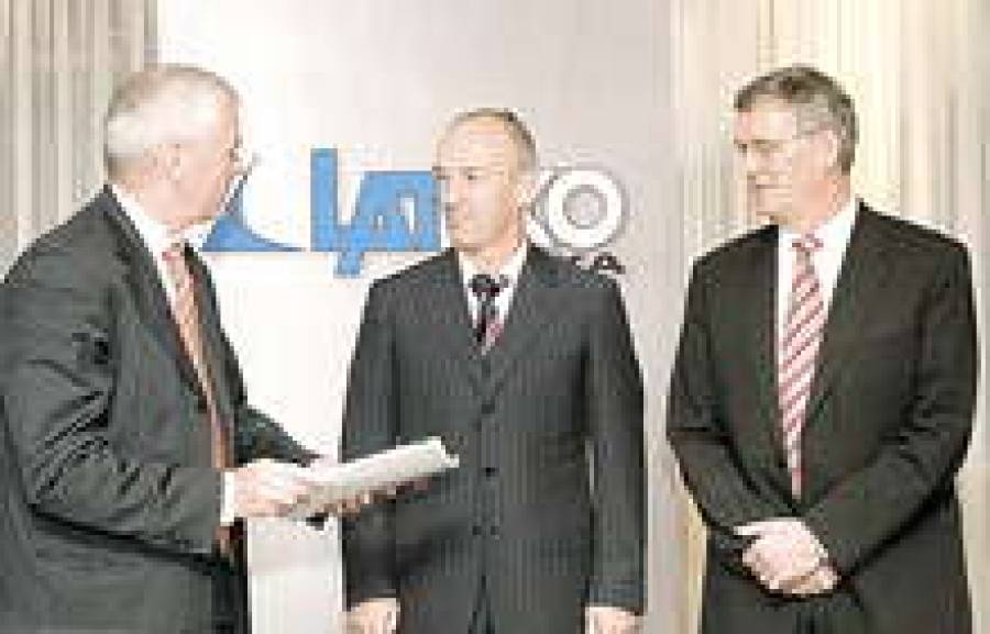 Председатель правления LATEKO banka Андрей Свирченков и председатель совета директоров LATEKO banka Йон Хелги Гудмундссон принимают экземпляр договора от организаторов синдицированного кредита.