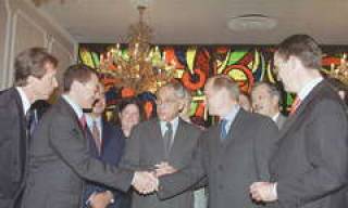  Еще один &quot;равноудаленный&quot; от В.ПУТИНА олигарх, президент ТНК Семен КУКЕС (второй слева) заинтересовался Литвой.