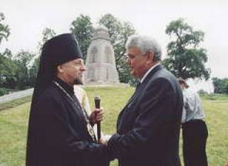 Памятник и память