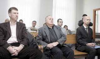 В суде выяснилось, что руководитель администрации Департамента городского развития Раймонд Янита (в центре) проявлял нездоровый интерес к строительным проектам.