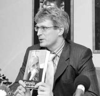 Лато Лапса представляет общественности историю “Хапуги”.